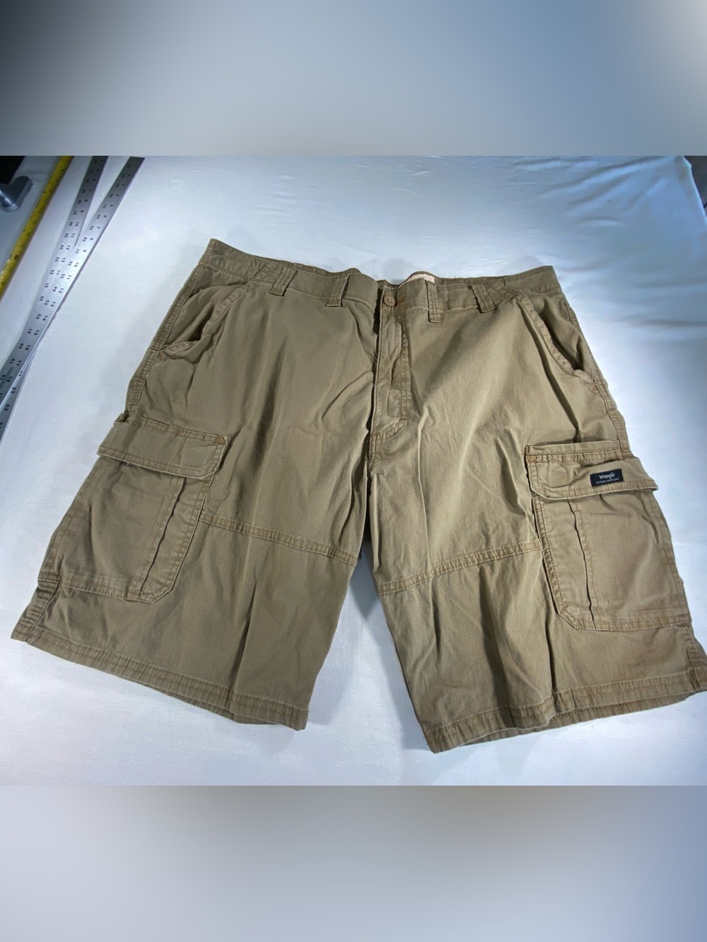 Wrangler relaxed fit men’s 44 tan beige Cargo Shorts